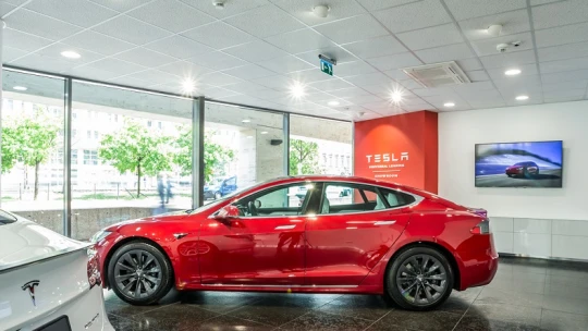 Megdöntötte rekordját a Tesla, nagyon mennek az autóik
