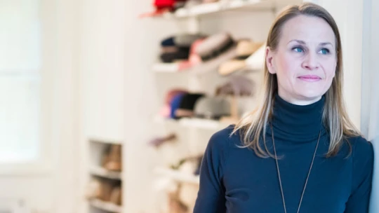 A háromgyerekes anyuka, aki százéves szerszámokkal készült kézműves kalapokat nyomna a fejünkbe