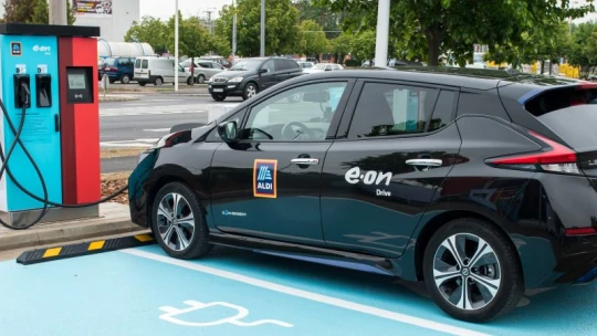 Az Aldi teleszórja elektromos töltőkkel az országot: ezekben a városokban lehet először áramot tankolni a parkolóban