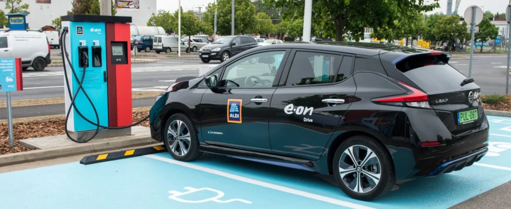 Aldi parkolóba telepített E.On-töltő Nyíregyházán. Fotó: Aldi / E.On