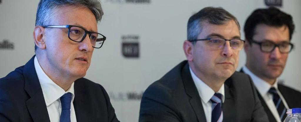 Az AutoWallis igazgatóságának elnöke, Müllner Zsolt a cég ötéves stratégiáját bemutató eseményen. Mellette Ormossy Gábor, a cég vezérigazgatója.