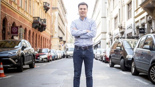 Egy magyar startup mutatja, hogyan kellene működnie a parkoló-biznisznek. Töltést is adnak