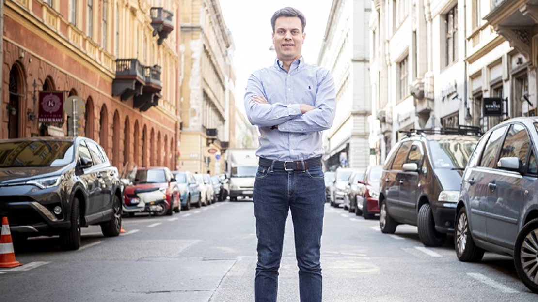 Egy magyar startup mutatja, hogyan kellene működnie a parkoló-biznisznek. Töltést is adnak