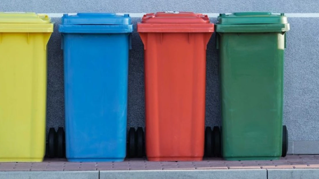 Kirakták a szelektív kukákat, erre még több papírt használtak az emberek