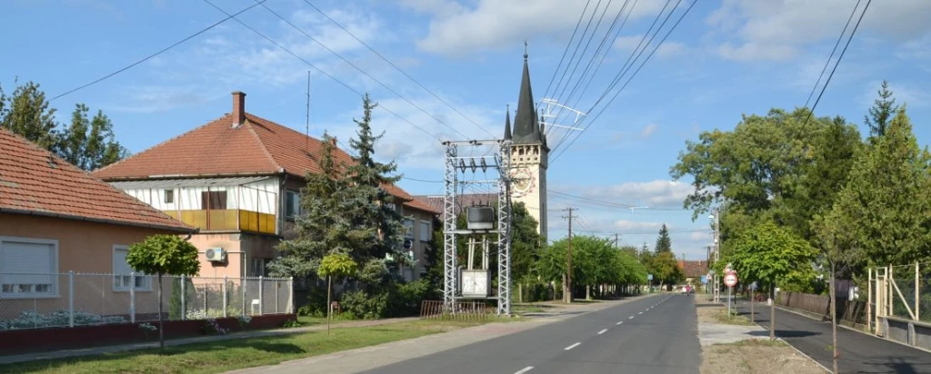 A Krisztus Király-templom Kelebiában. 5 éven belül kell a határszélre érnie a Budapest-Belgrád vasútvonalnak. Fotó: Wikipedia, Prudelek