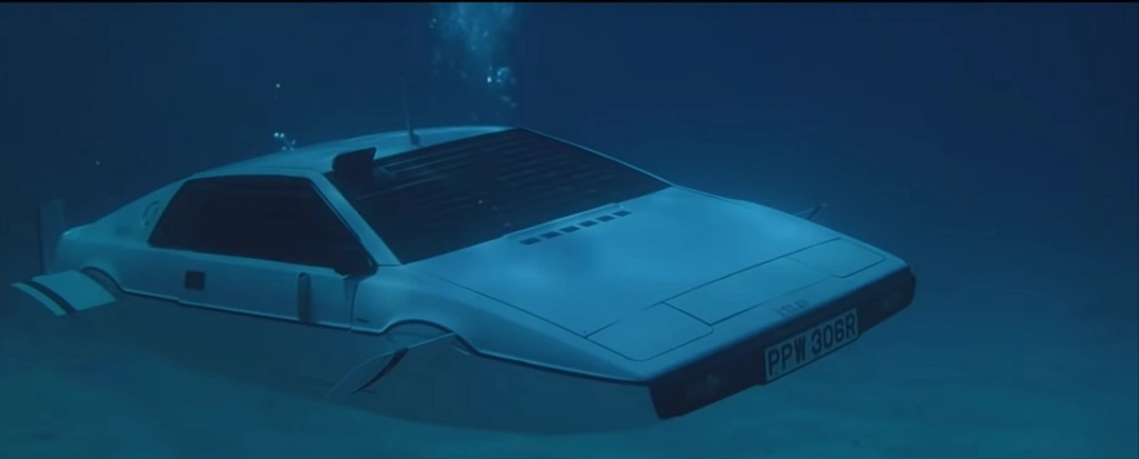 Elon Musknak amúgy porosodik a polcán egy tengeralattjáró autó terve is