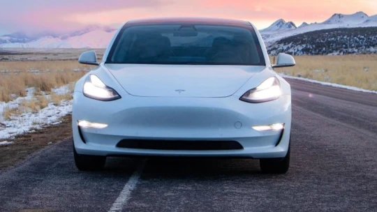 Először könyvelt el egymilliárd dolláros profitot a Tesla egy negyedévben