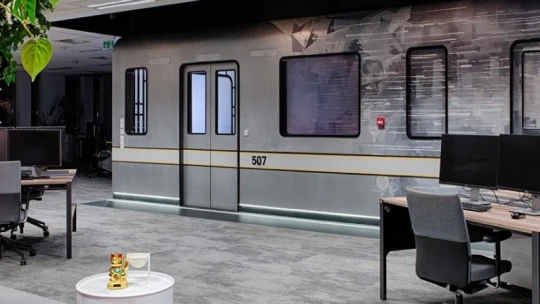 Tengerkék csúszdán a recepcióra, metróval a tárgyalóba – a legmenőbb magyar irodák között barangolhatsz