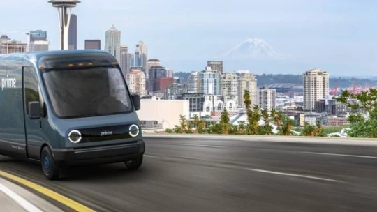 A világ leggazdagabb embere pörgetheti fel az elektromos kisteherautós startupot