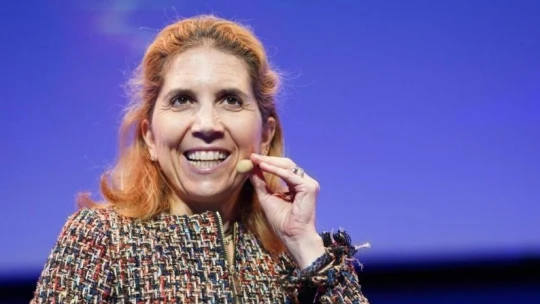 A techcégeknek kapóra jön, ha a gépek lázadásával riogatnak minket – interjú Nuria Oliverrel, a 2019-es év adattudósával