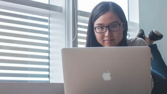 Deepfake, TikTok-veszélyek: ingyenesen elérhetővé tette a Neumann Társaság az IT biztonsággal foglalkozó könyvét