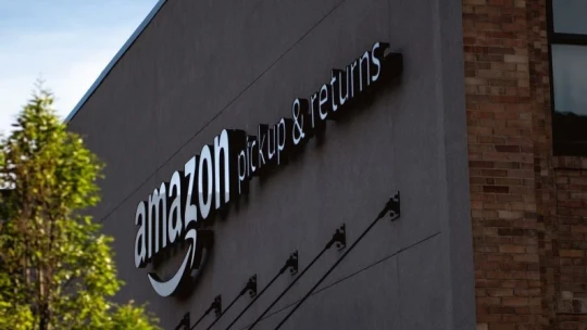 Black Friday-akciók másképp: klímaaktivisták Amazon-raktárakat vesznek célba