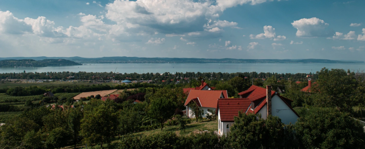 Minden nappal olcsóbb a magyar ingatlan – jönnek is érte a külföldiek