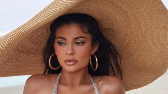 Kylie Jenner eladja kozmetikai cége felét, 600 millió dollárt kap érte