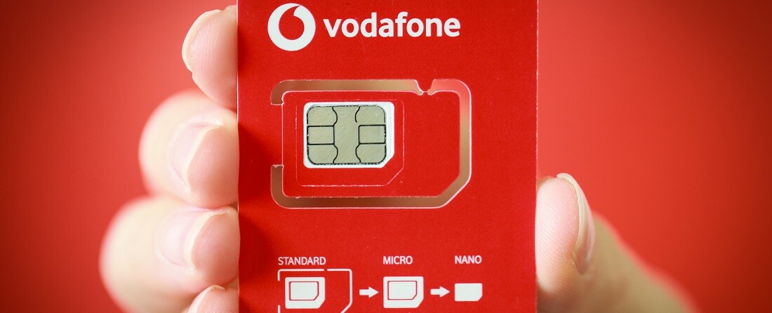 Fenntarthatósági okokból feleakkorára vágja a Vodafone a SIM kártya-tartók méretét