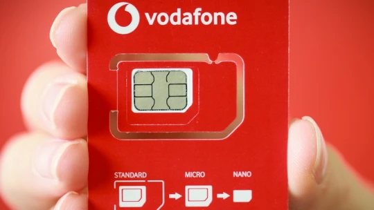 Fenntarthatósági okokból feleakkorára vágja a Vodafone a SIM kártya-tartók méretét