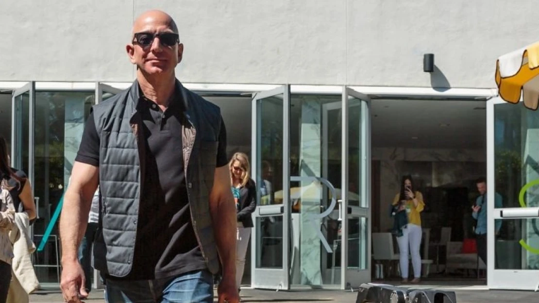 Jeff Bezos megköszönte az Amazon-ügyfeleknek az űrutazását, akik erre tömegesen lemondták előfizetéseiket