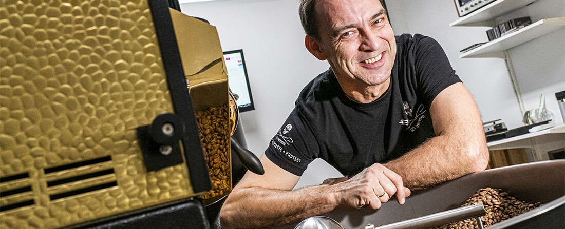 A szentendrei kávékalmár GoPróval veszi, mi történik a kávébabbal a gépben