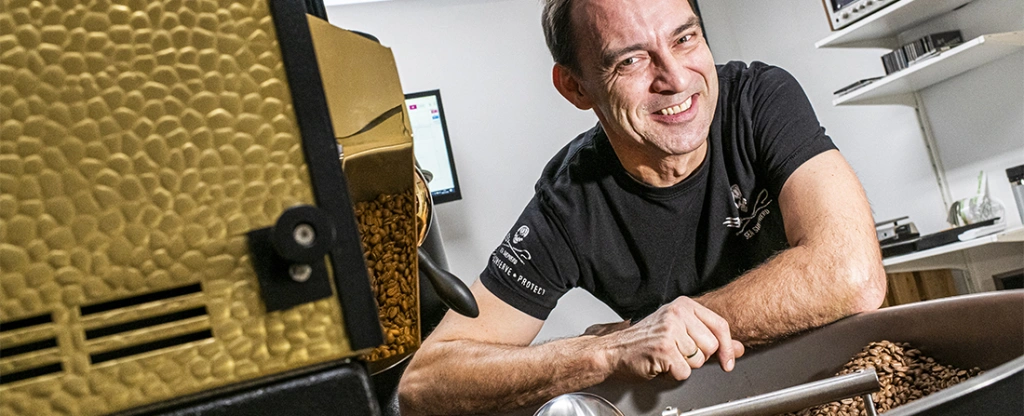 A szentendrei kávékalmár GoPróval veszi, mi történik a kávébabbal a gépben