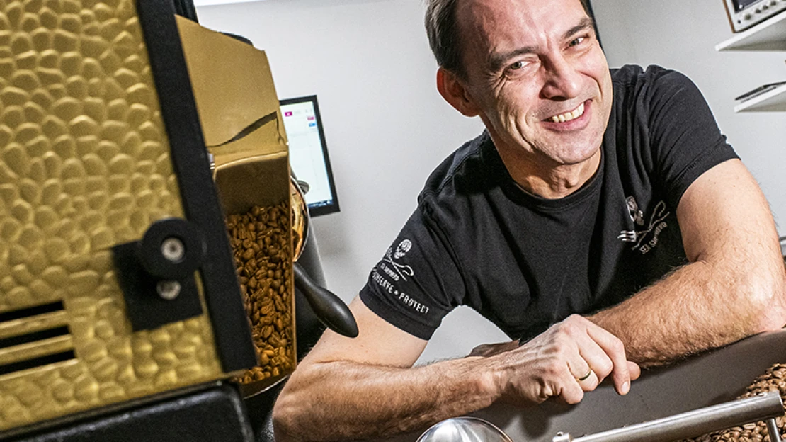 A szentendrei kávékalmár GoPróval veszi, mi történik a kávébabbal a gépben