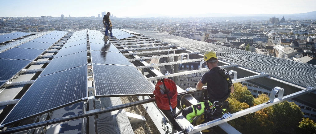70 focipályányi napelemmel 14 ezer háztartást látnak el zöldárammal Bécsben