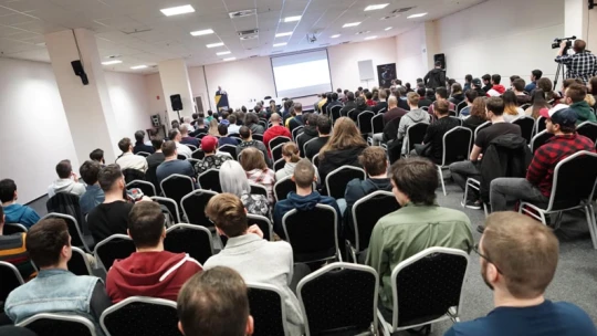 Az egyik csirkefejeket rakott magára, a másik leköpködte a saját projektjét