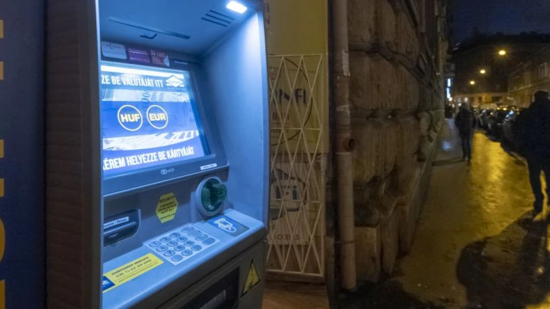Megtévesztés miatt vizsgál egy bankautomatás céget a GVH