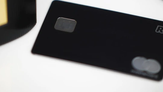 Hétvégi felár, dráguló tranzakciós díjak: hiába olcsó a fintech-kártya, ha sok a trükközés