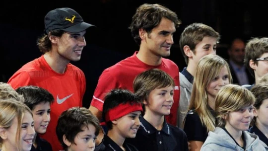 A világ második leggazdagabbja összeáll Federerrel Nadal ellen, hogy gyerekek oktatására gyűjtsenek