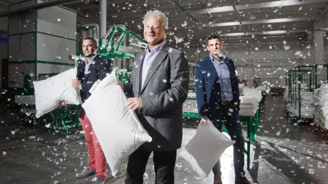 Világcégek és luxusmárkák használják a magyar család újrahasznosított tollait