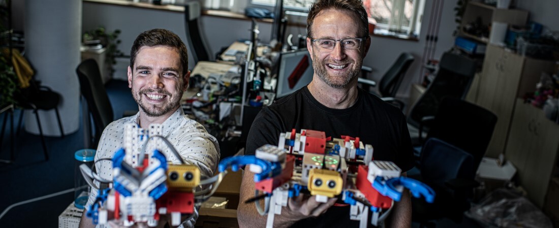 A budapesti nonprofit startup, ami New York, Chicago és a Szilícium-völgy iskoláit látja el robotokkal
