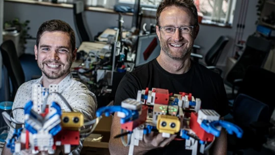 A budapesti nonprofit startup, ami New York, Chicago és a Szilícium-völgy iskoláit látja el robotokkal
