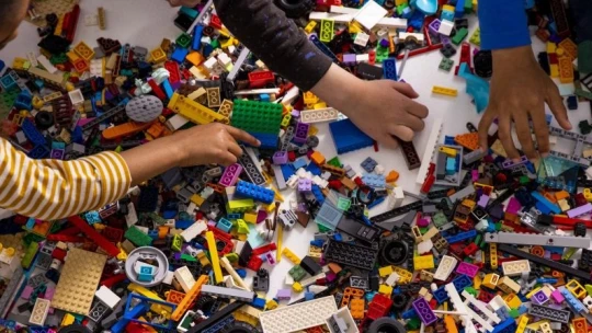 Újrahasznosított palackokból készítené a Lego a legújabb elemeket