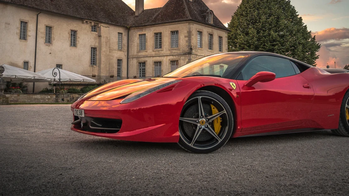 A Ferrari sem maradhat ki a digitális őrületből