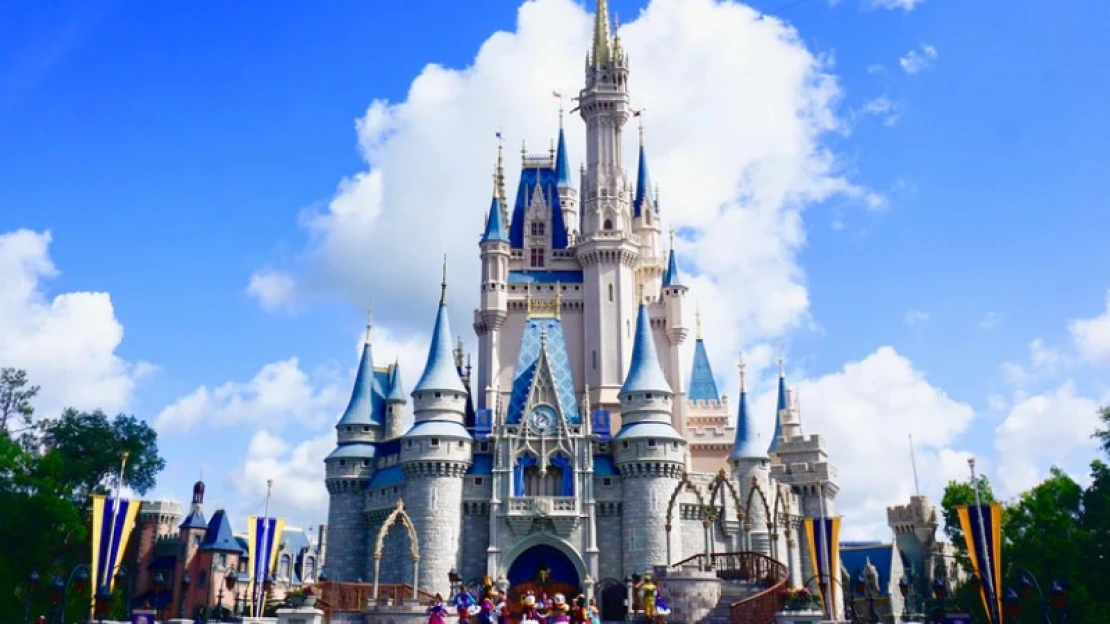 Kinyitottak a vidámparkok, növekszik a Disney+ – várakozásokon felül dől a pénz Disneyhez