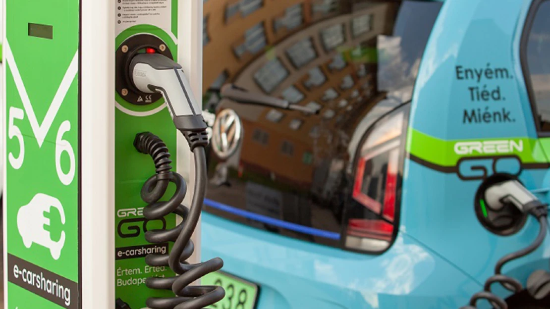 Közösségi autózás: 4 éve 45 kocsi volt Budapesten, ma 1000