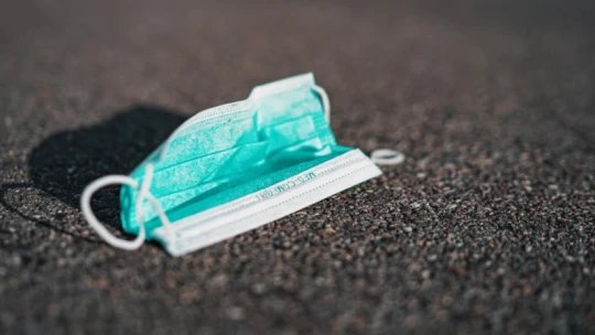 Az emberkísérlet folytatódik, nem tudni, hány ezer eldobott élet után fordul a járványgörbe