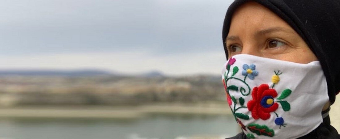 Turisták hiányában a Matyodesign-asszonyok maszkot varrnak, Nagy Ervin színész tervez nekik mintát