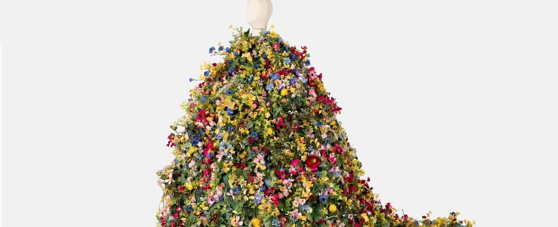 21 millió forintért kelt el a magyar tervező világhírű virágruhája