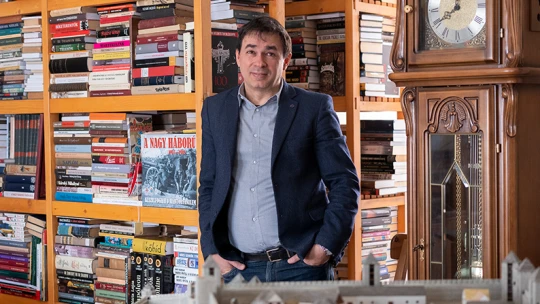 Saját kiadó alapításán töri a fejét Bán Mór, a Hunyadi-regények szerzője