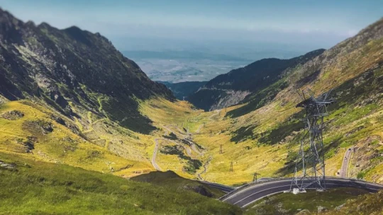 Kevesebb szociális juttatás, több támogatás a kisvállalkozásoknak. Mit hozott az új román kormány első 100 napja?