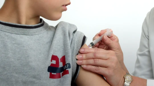 Lenyűgöző, száz százalékos hatékonyságú lehet a Pfizer-Biontech vakcina a tinédzserek körében