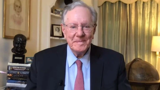Egy évre el kéne engedni a bérek adóját, hogy érezzék az emberek a felépülést – mondja Steve Forbes