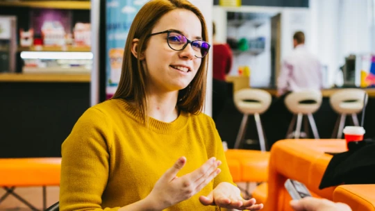 Szuperhősös robotkarral segítene gyerekeken a magyar mérnöklány