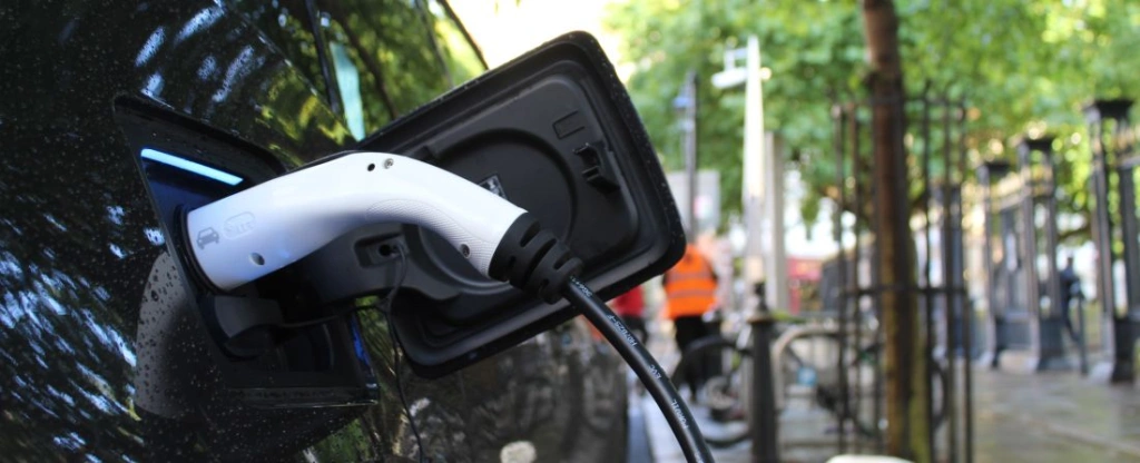 A benzinért mindenki ugyanannyit fizet, de az elektromos autósokat meg kell-e védeni az elszálló áraktól?