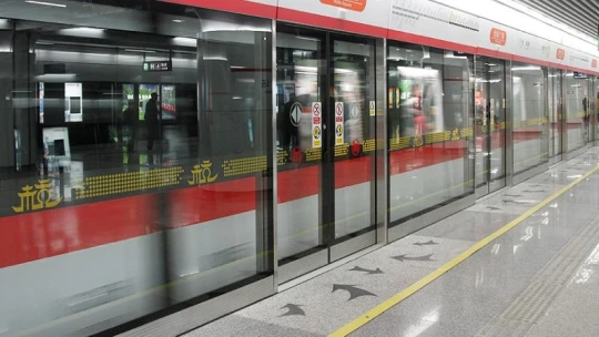 Magyar milliárdos cége szállít padlóburkolatot amerikai kórházakba és kínai metrókba