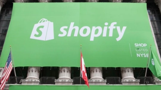 Gyerekként sokat videójátékozott, e-kereskedelmi titánt épített