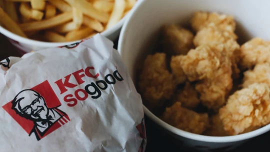 Nem volt koronakompatibilis a KFC félévszázados szlogenje, felfüggesztették