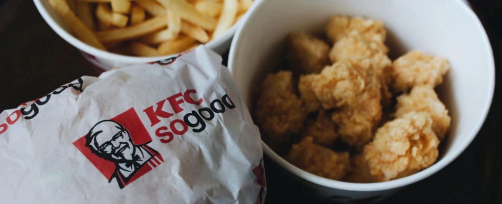 Nem volt koronakompatibilis a KFC félévszázados szlogenje, felfüggesztették