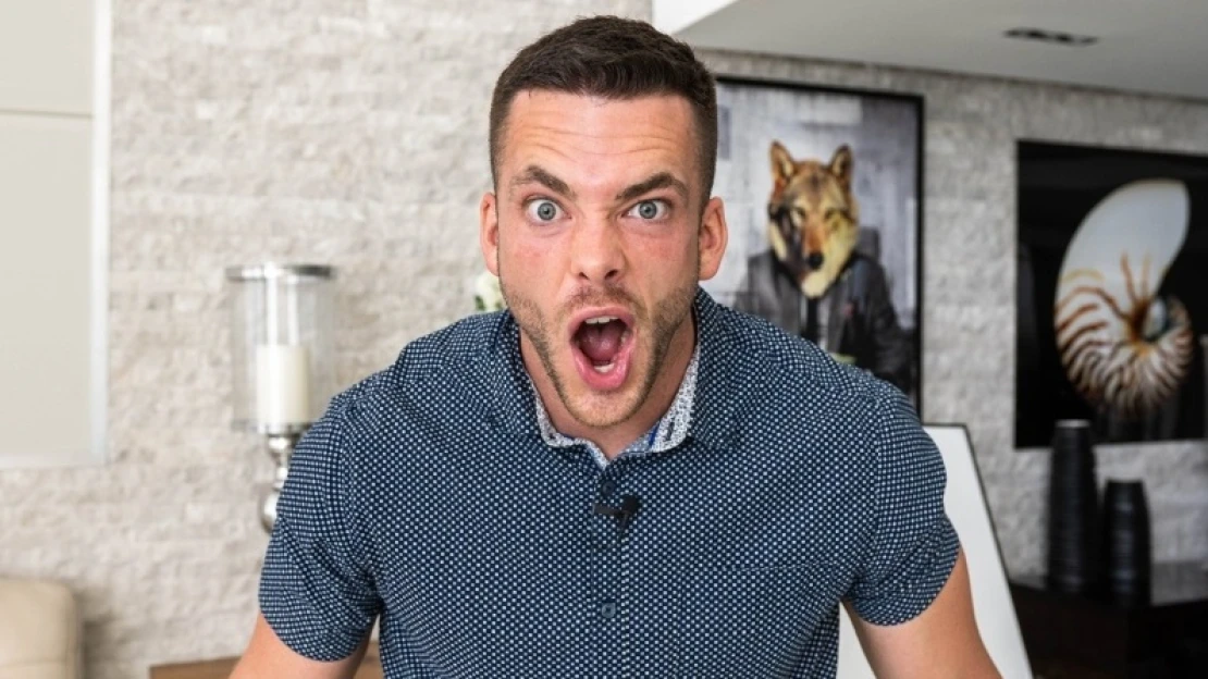 A szülei pincéjében élt a fősuliról kimaradt fitneszguru, hogy aztán öt év alatt dollármilliomos legyen – elmondja, hogy csinálta